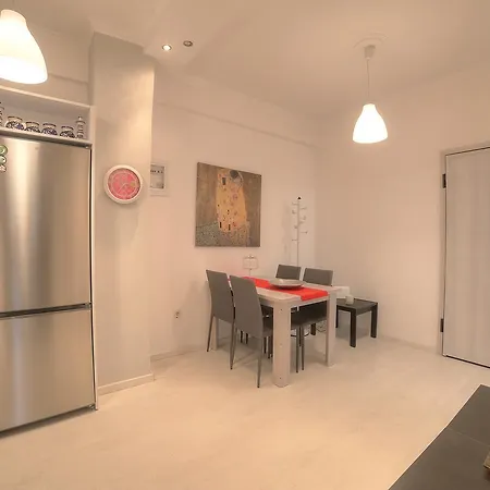 Cosy In Glyfada Center Apartment *